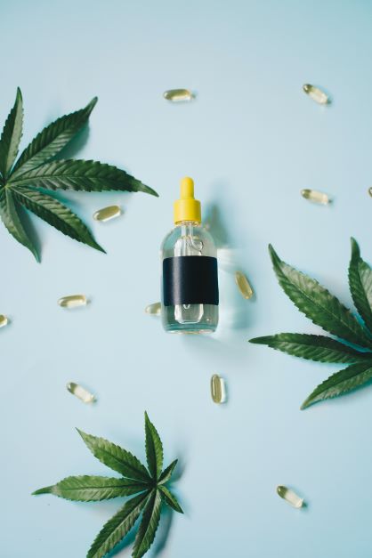 CBD aliejus – palengvina mėnesinių skausmą