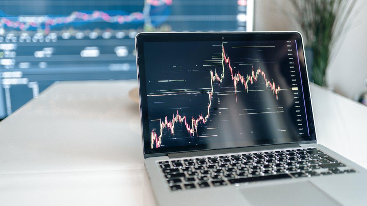 Investavimo platformų saugumas – kaip atpažinti patikimą operatorių?